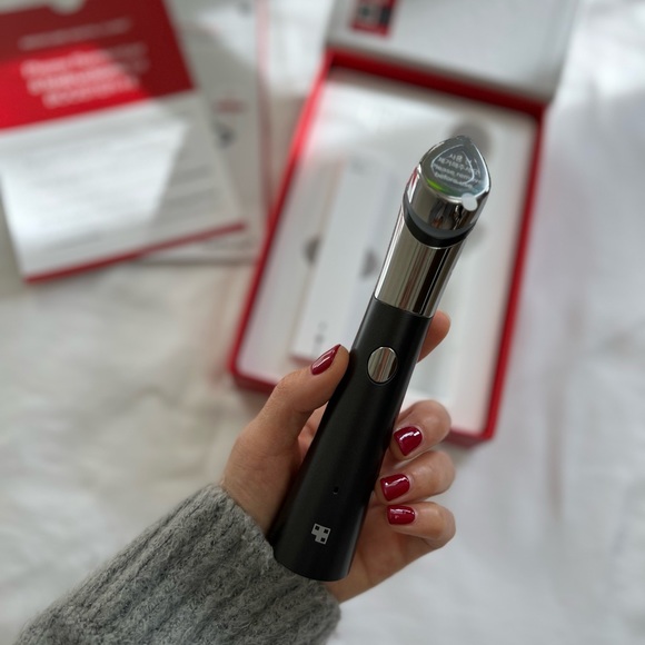 NWT 100 % authentic medicube device AG-R Booster H comes with 3 free samples - Picture 6 of 14